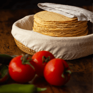 Tortillas de maíz El Patrón en un paño de lino y una canasta