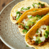 3 tacos de pastor con salsa sobre tortillas El Patrón